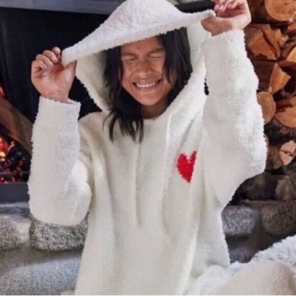 Aerie Fuzzy Off White Hoodie With Red Heart. Size Small. - Picture 1 of 11